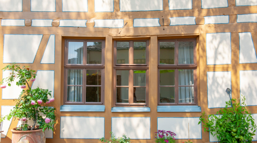 Historische und rekonstruierte Fenster in einem denkmalgeschützten Fachwerkhaus